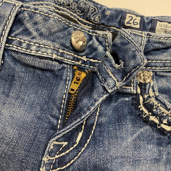 Miss Me Embellished Boot Cut Blue Jeans in LT 01C Size 26 VGUC - Picture 10 of 16